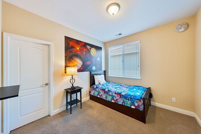 Building Photo - 9952 Spring View Way