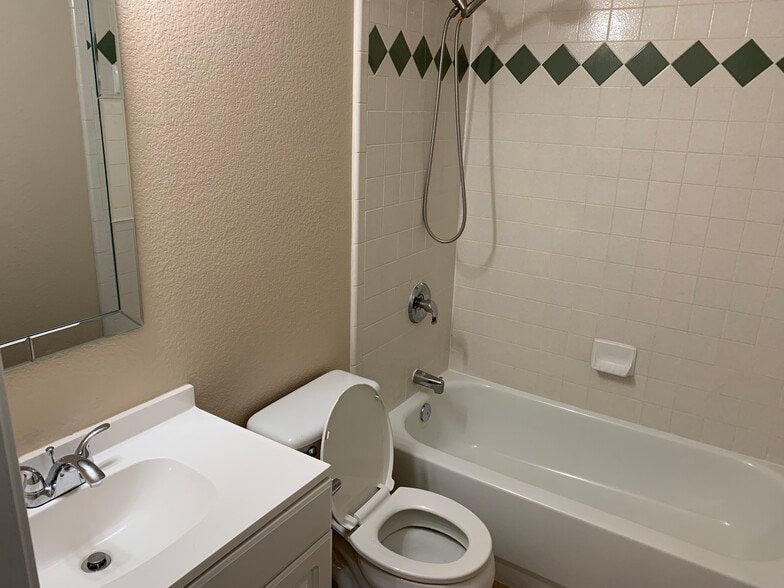 Hall Bathroom - 4008 Drexmore Road
