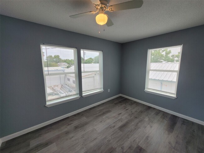 Primary Photo - 5211 Ave S