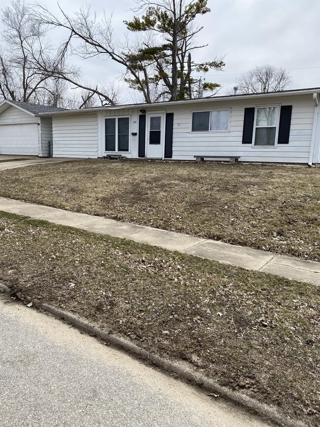 Building Photo - 605 Hillview Dr