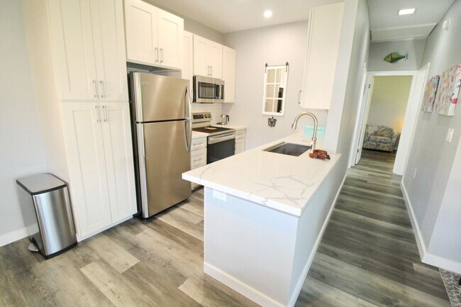 Building Photo - Newly Renovated from Floor to Ceiling and ...