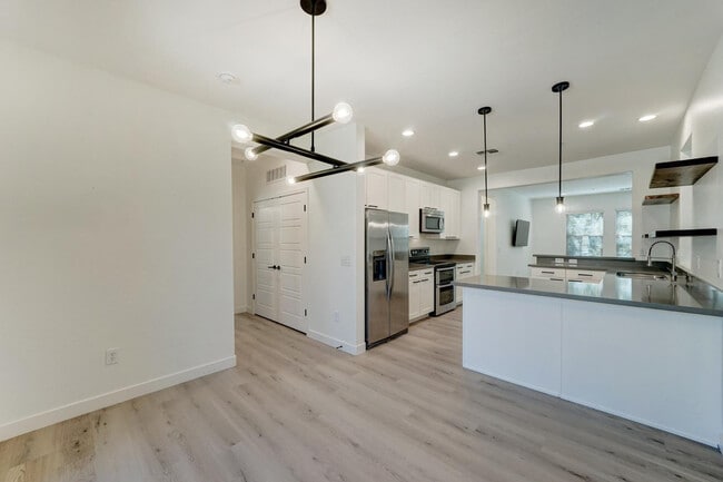 Building Photo - 5550 N 16th St