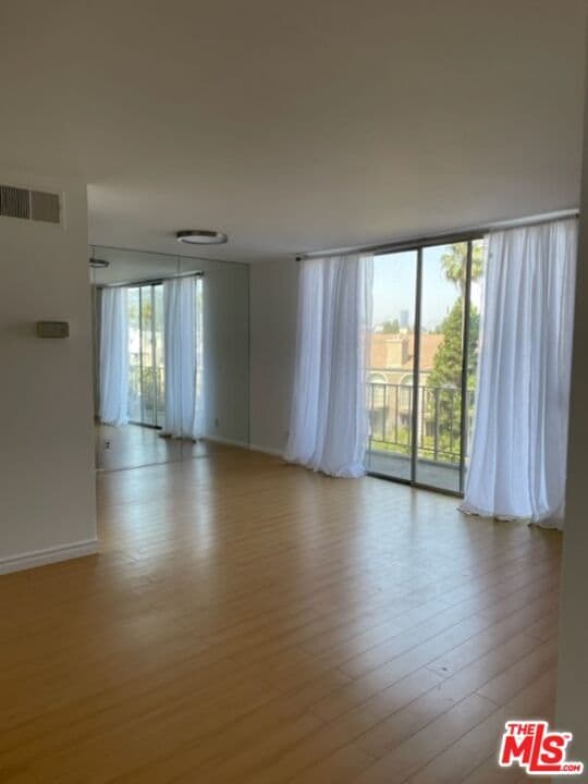 Building Photo - 100 S Doheny Dr