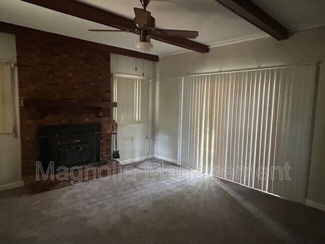 Building Photo - 930 Buckhorn St