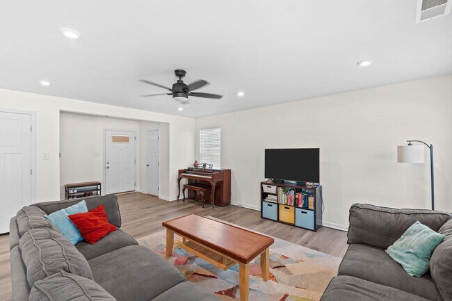 Building Photo - Beautiful 4-Bedroom Home with Fenced Backyard & Open Floor Plan!