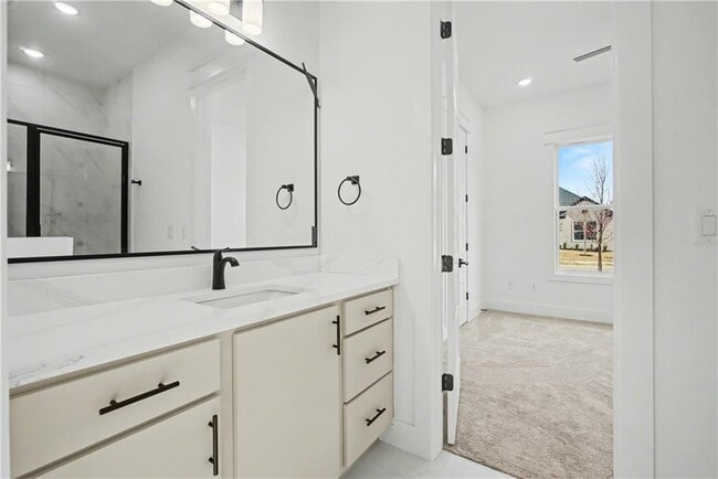 Building Photo - 310 Hedge Dr