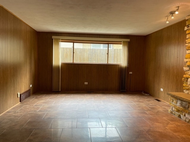 Building Photo - 720 N Broadway Ave