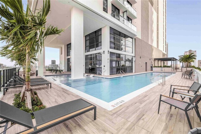 Building Photo - 1642 NE 1st Ave