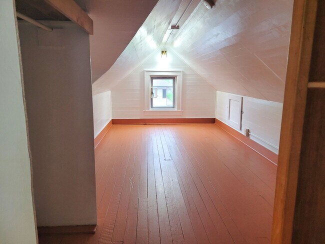 Building Photo - Spacious Unique Home in Central Location