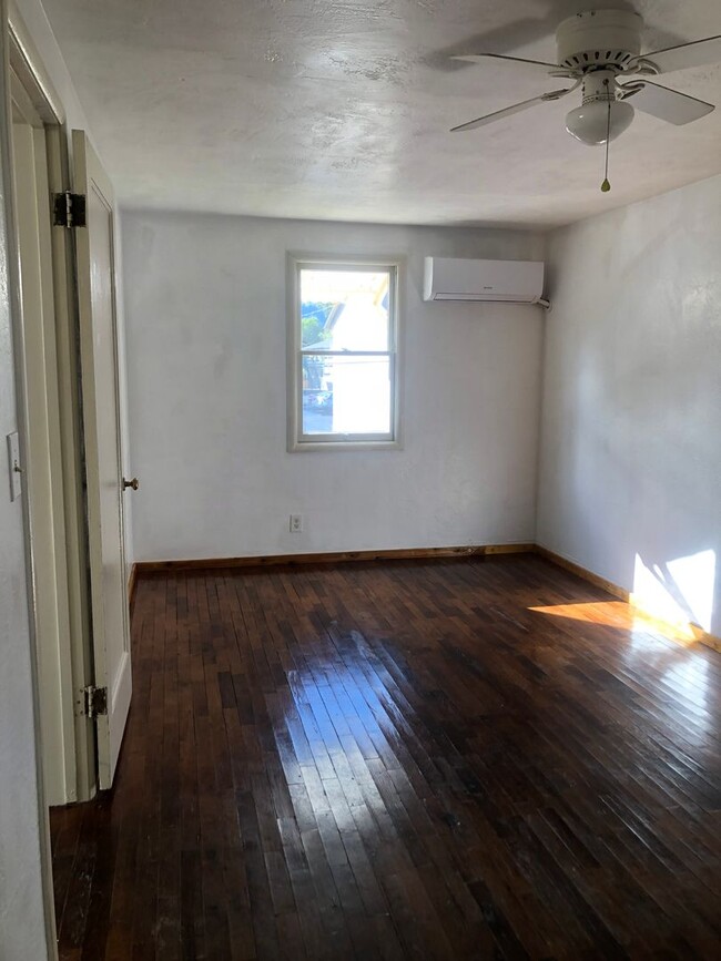 Building Photo - 1-Bedroom, 1-Bath Apartment with Retro Cha...