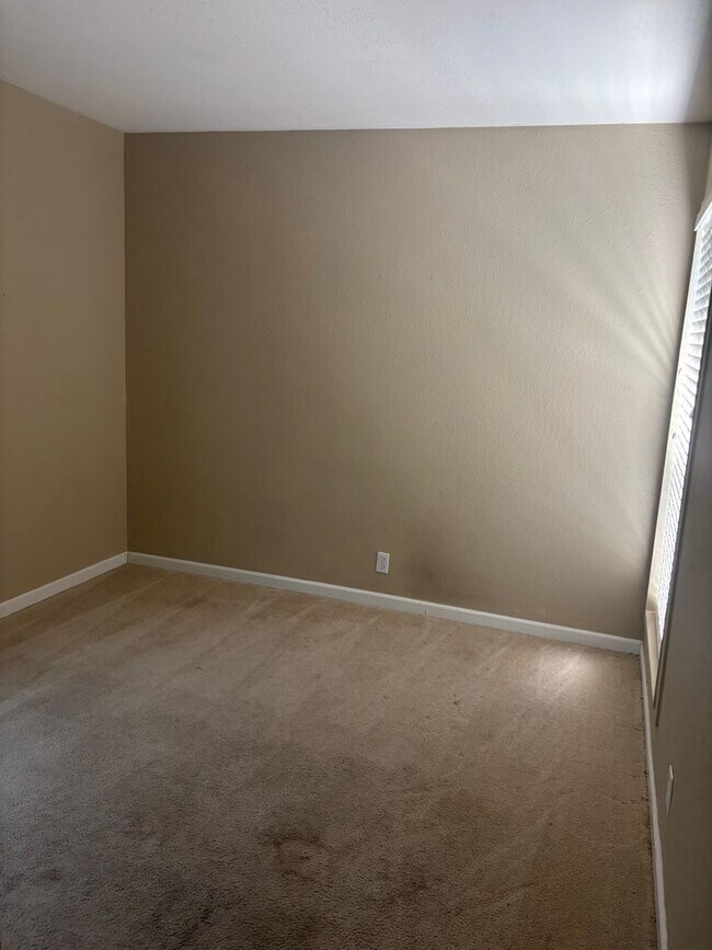 Building Photo - Lovely, 2 Bedroom 1.5 bath townhome nestle...