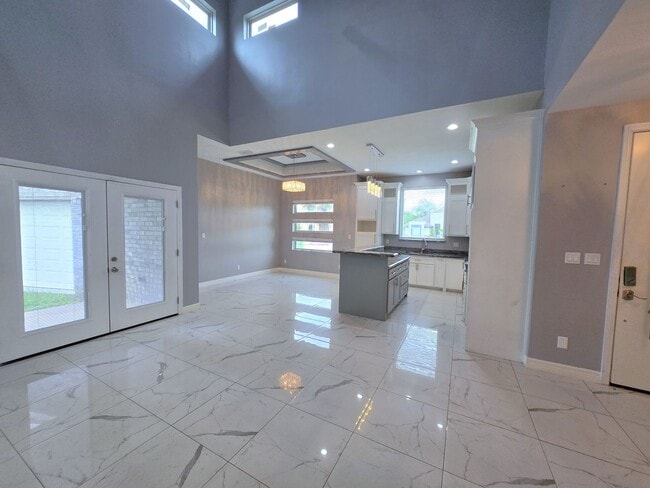 Building Photo - Beautiful Modern 4 Bed/3 Bath/2 Gar Centra...