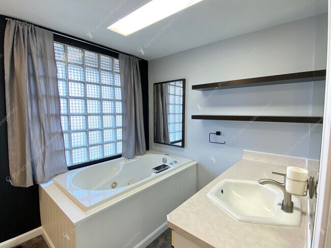 Building Photo - Mid-Century Modern Courtyard Gem in the Old Farm District