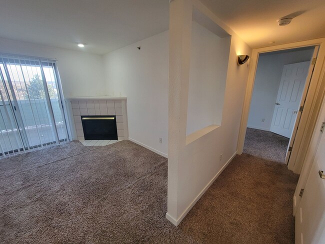 Building Photo - Top-Floor, spacious, 1 Bedroom Condo in So...