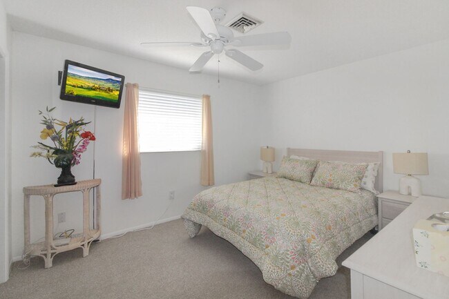 Building Photo - Beach Manor Villas Annual Condo for Rent