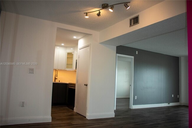 Building Photo - 4164 Inverrary Dr
