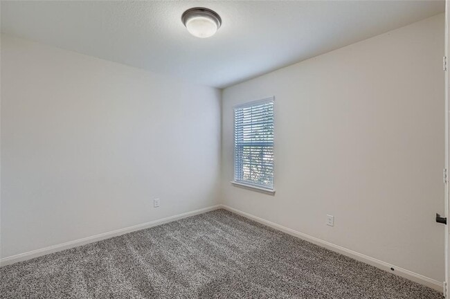 Building Photo - 208 Isabel Ln