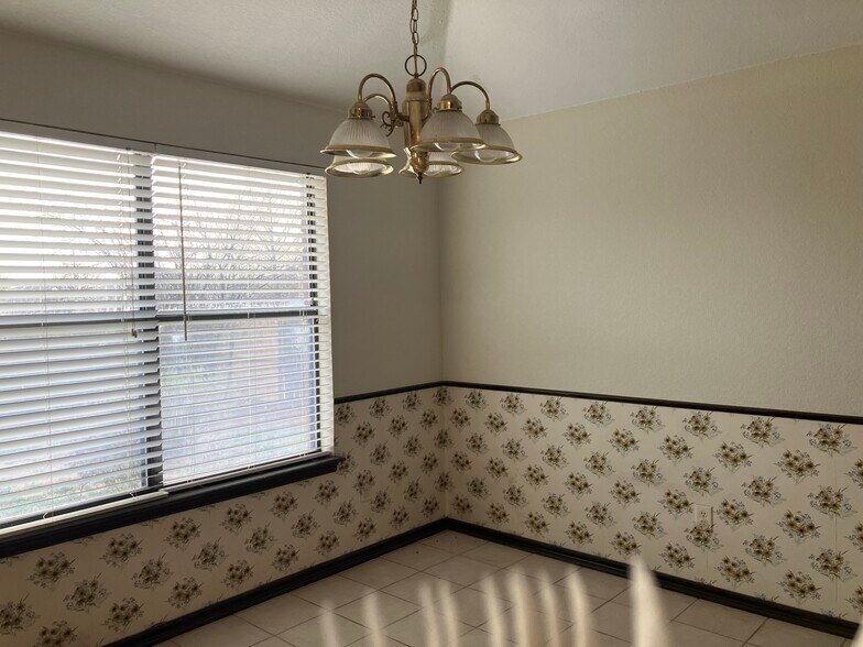 Building Photo - 16300 Seminole Dr