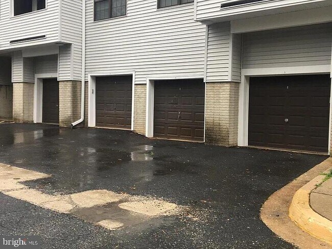 Building Photo - 1639 Carriage House Terrace