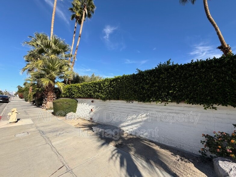 Building Photo - 550 El Cielo Rd