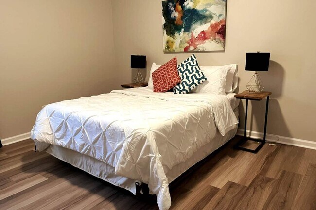 Building Photo - 2 bed 1 bath near campus and running trail!