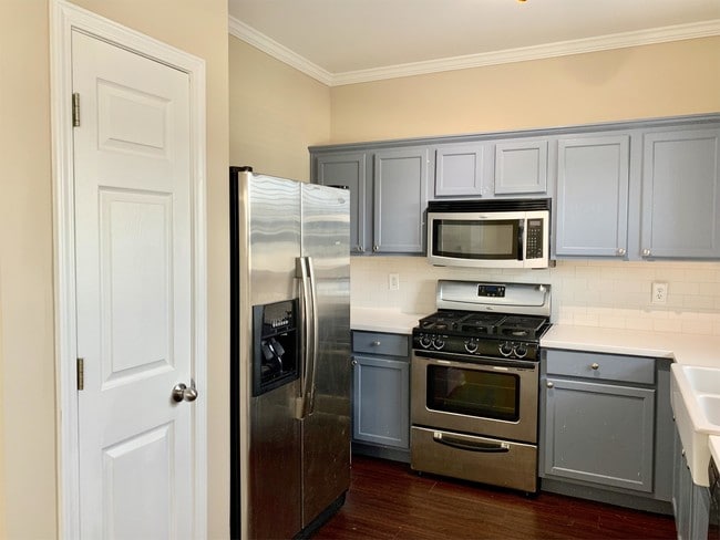 Building Photo - 4610 Blue Iris Way