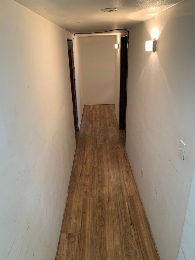 Building Photo - Ranch Style Farm House!