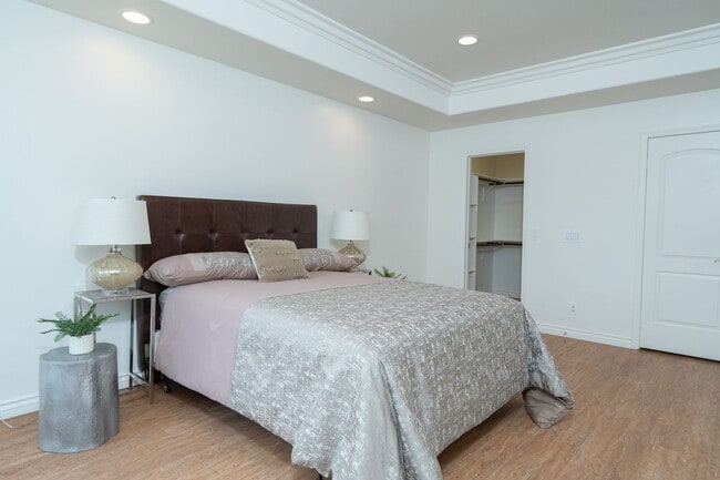 Building Photo - 2 WEEKS OFF SPECIAL..BEAUTIFUL 4 BED 3 BATH UNIT!!!!!