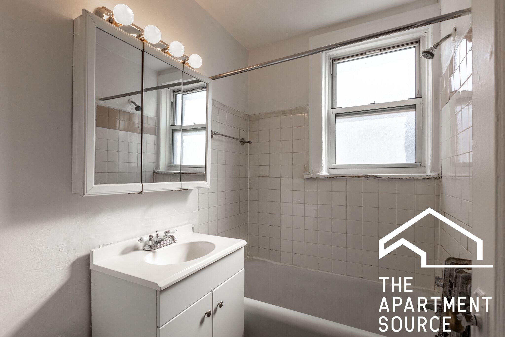 Building Photo - 717 W Belmont Ave