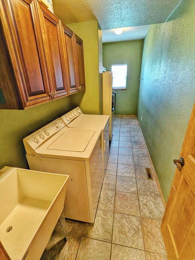 Building Photo - Gorgeous 5b 3b Single Family Home w/ a View