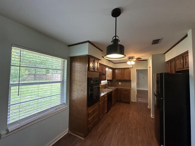 Building Photo - 11 Camelia Dr