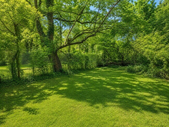 Building Photo - Bright 3-Bedroom Home with Covered Porch, Fireplace & Wooded Backyard