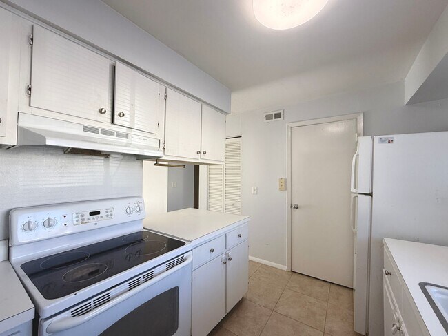 Building Photo - $500 Off First Month Rent - Close to Downt...