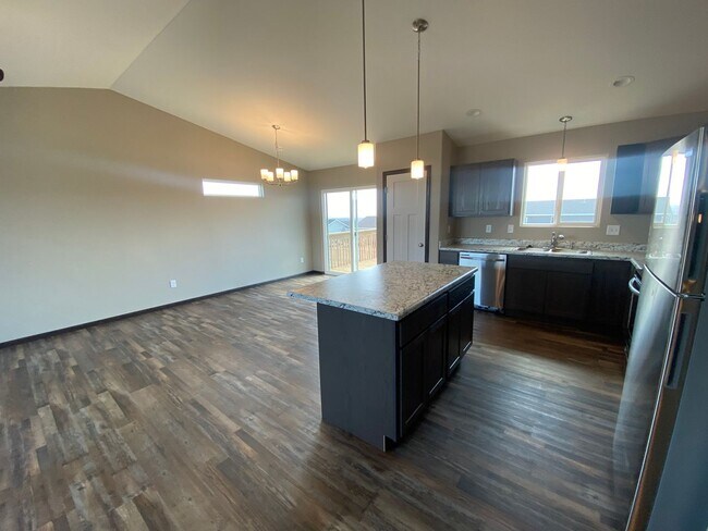 Building Photo - 4 BED | 3 BATH | DOUBLE GARAGE | RAPID VALLEY