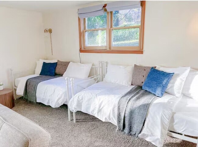 Building Photo - Modern 4 bed/2 bath with Mountain Views and a Fenced Backyard