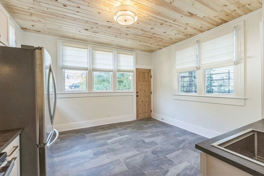 Building Photo - 1500 14th Ave S