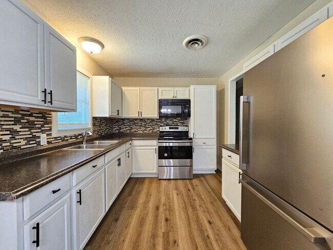 Building Photo - HUGE PRICE REDUCTION & READY FOR MOVE IN - AVAILABLE NOW!