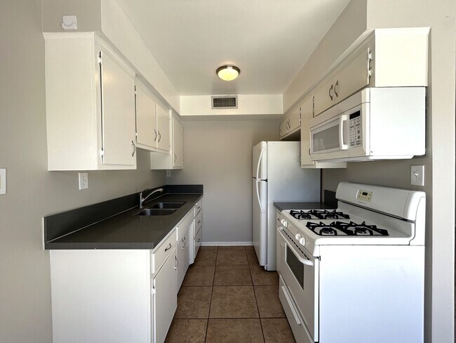 Building Photo - AVAILABLE NOW!! 2 Bedroom 1 Bath Apartment...
