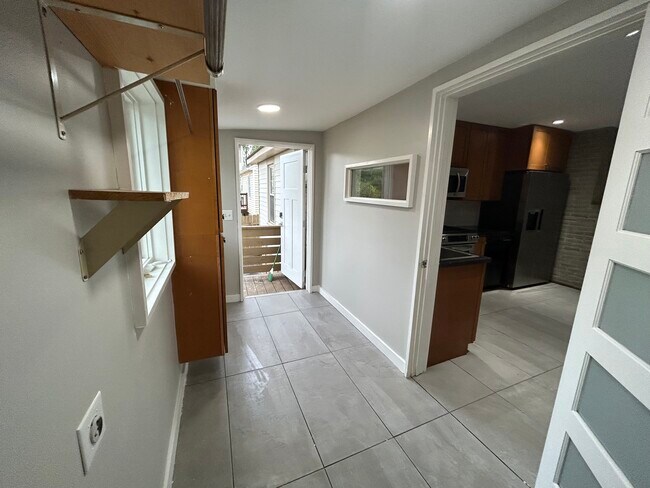 Building Photo - 327 N Clarendon Ave