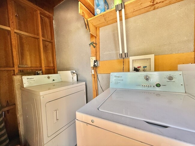 Building Photo - Charming 2-Bed Apartment – Well-Maintained...