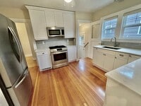 Building Photo - Rare Find, Large 3bd/2bathroom (w/ Bonus Rooms) House Near Rose City Golf Course