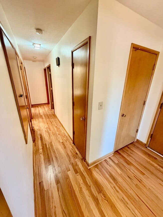 Building Photo - Spacious, Remodeled 5bd/3bath Cherry Park Home with Large Fenced Garden and Finished Basement