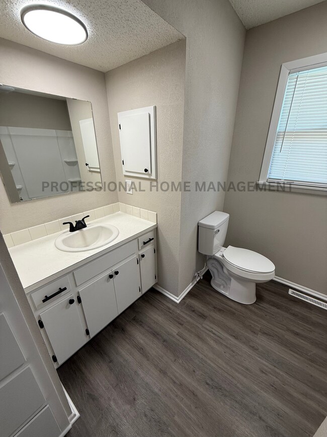 Building Photo - Open House 6/24 12:30-1! Bright, Fresh & F...