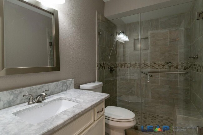 Building Photo - 565 Hunters Glen St