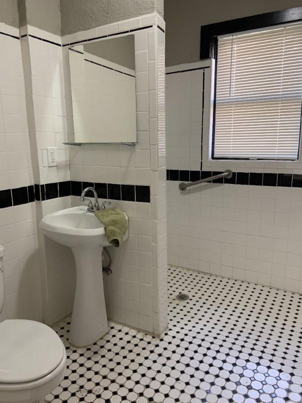 Building Photo - 209 E Rosewood Ave