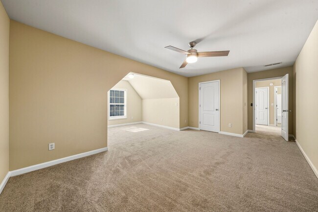 Building Photo - 4750 Ferncrest Pl
