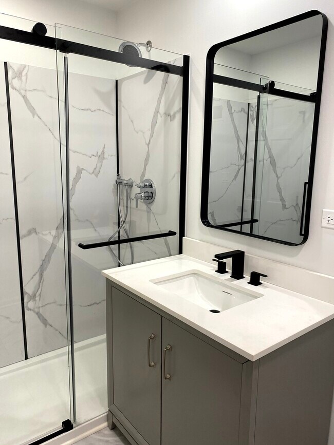 Building Photo - 1346 Leverenz Rd