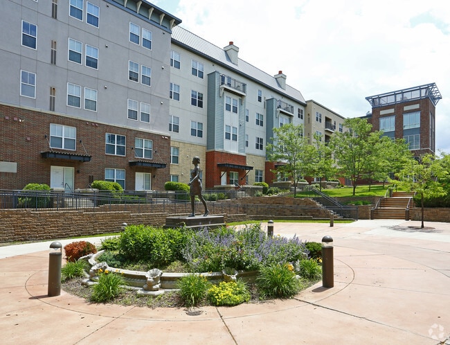 Community - Courtyard - Grande Market Place