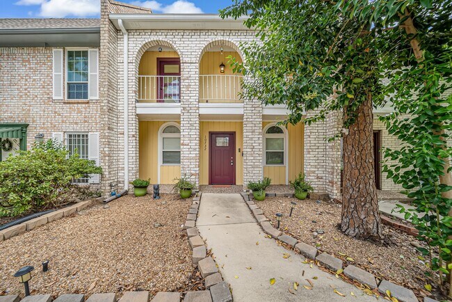 Building Photo - 10732 Briar Forest Dr