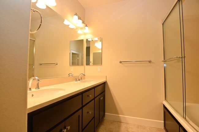 Building Photo - Tralee Village-Tri-Level Townhome, Modern ...